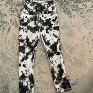 Small black/white leggings